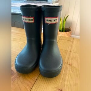 Hunter toddler’s rubber boots size 7 black slide on easily